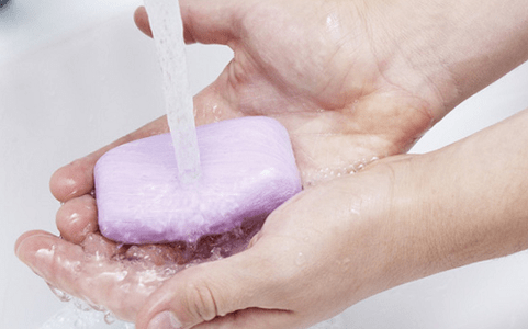Lavarsi le mani per prevenire i parassiti sottocutanei