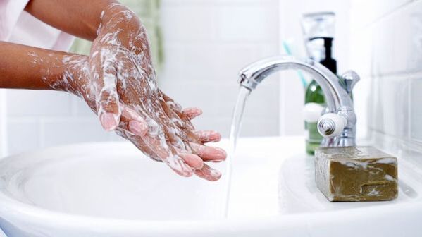 Lavarsi le mani per prevenire i vermi