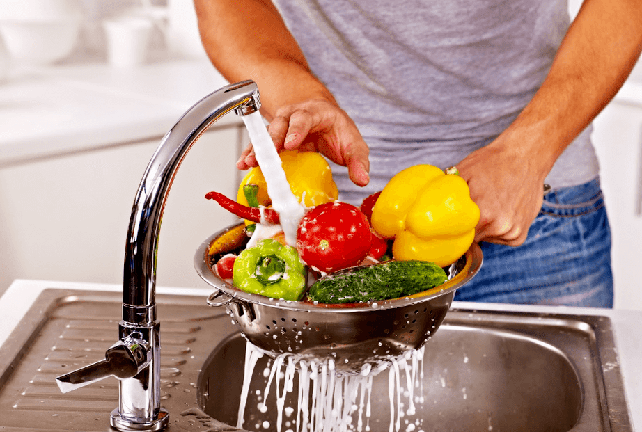 Lavare le verdure per prevenire l'infezione da vermi