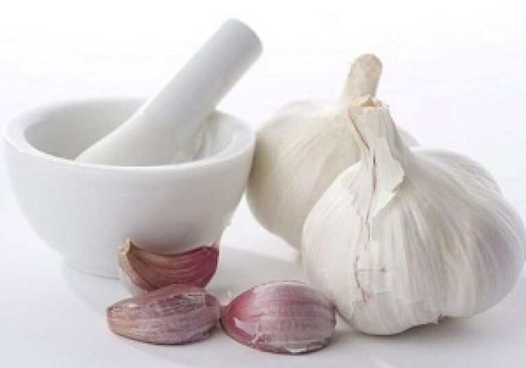 Aglio per preparare una tintura medicinale contro gli elminti