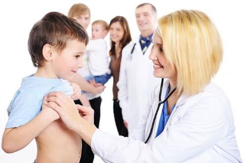 Il medico esamina un bambino con i vermi